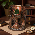 Book nook Arbre du Savoir monté sur un bureau, escaliers en colimaçon