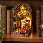 Book nook Gare du Quai Zéro entre des livres sur une étagère