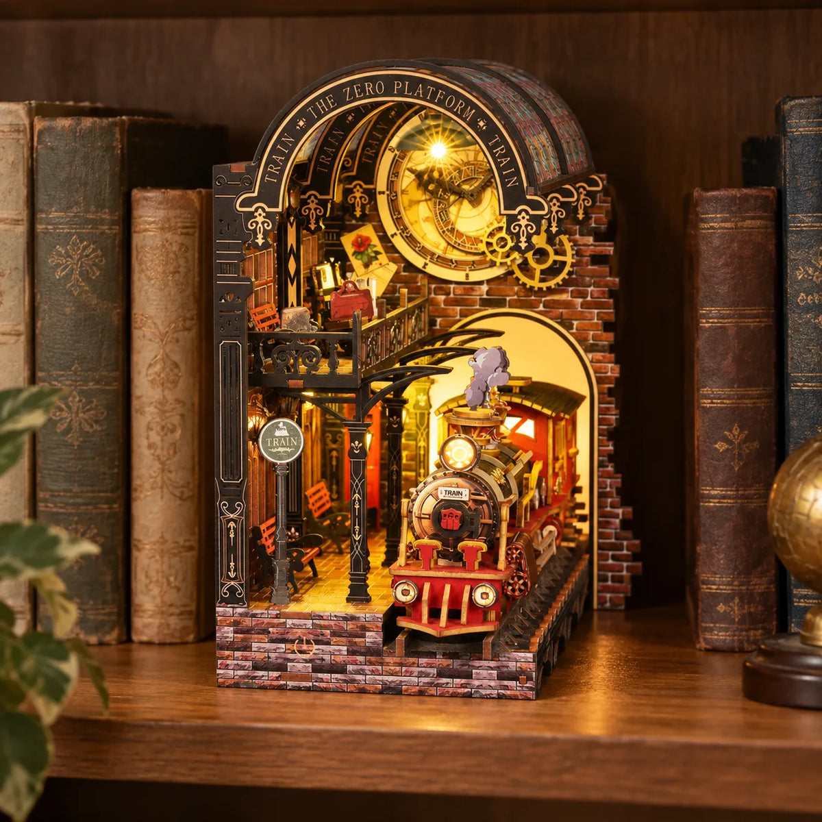 Book nook Gare du Quai Zéro entre des livres sur une étagère