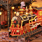 Gros plan sur la locomotive rouge du book nook Gare du Quai Zéro