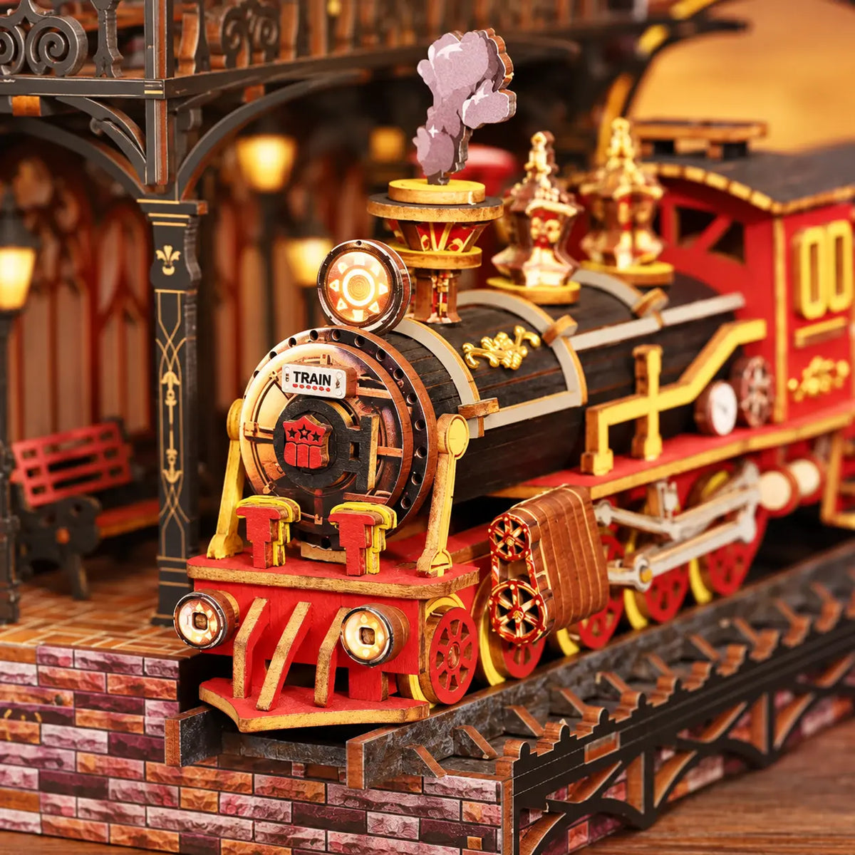 Gros plan sur la locomotive rouge du book nook Gare du Quai Zéro