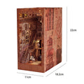 Dimensions du book nook Vieux Manoir : 22 x 18,2 x 11 cm, grand escalier et portraits