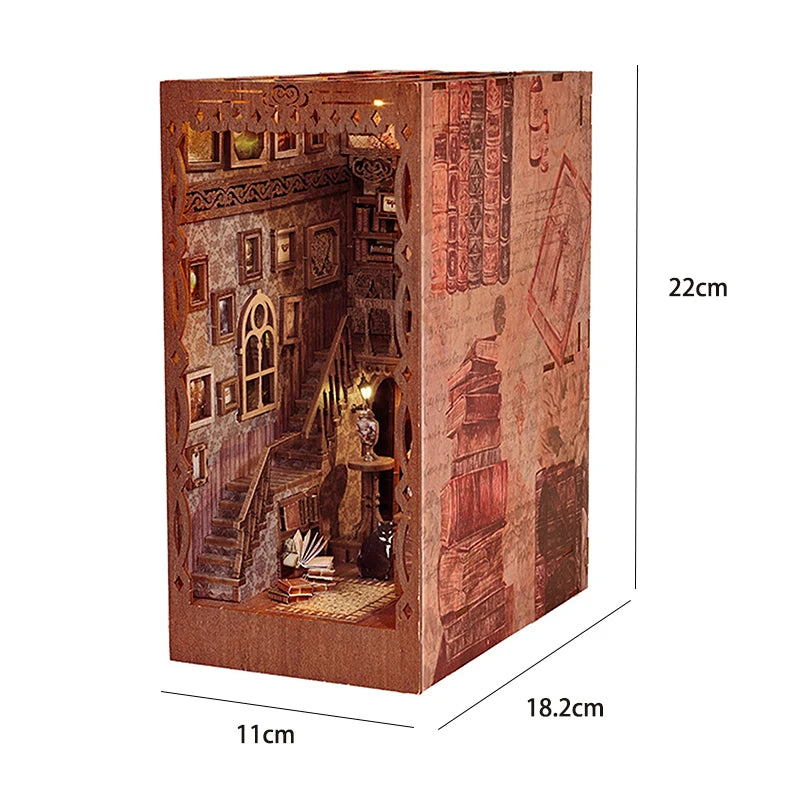 Dimensions du book nook Vieux Manoir : 22 x 18,2 x 11 cm, grand escalier et portraits